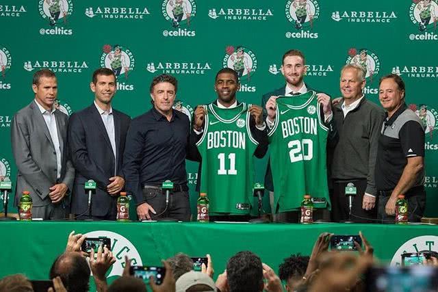 记者：帕尔梅拉斯想签法比尼奥，但球员在沙特的高薪是阻碍（记者：帕尔梅拉斯有意签下法比尼奥，但他在沙特的高薪成最大障碍）