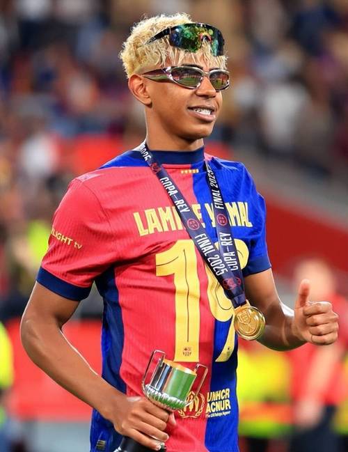 意媒：邓弗里斯的经纪人已换为巴拉特，为转会英超豪门做准备（意媒：邓弗里斯改投经纪人巴拉特，或为转投英超豪门铺路）