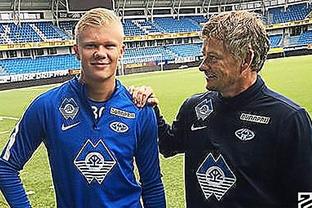 球员C罗先生，完成一次精彩的倒钩破门。