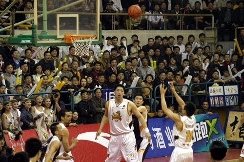 NBA球员交易动态及球队影响（NBA交易观察：球员流动与球队格局变化）