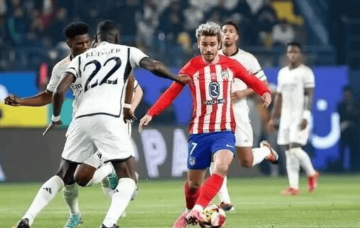 德媒：金玟哉大腿肌肉疼痛，可能会伤缺数场（德媒：金玟哉大腿肌肉不适，或将缺阵多场比赛）